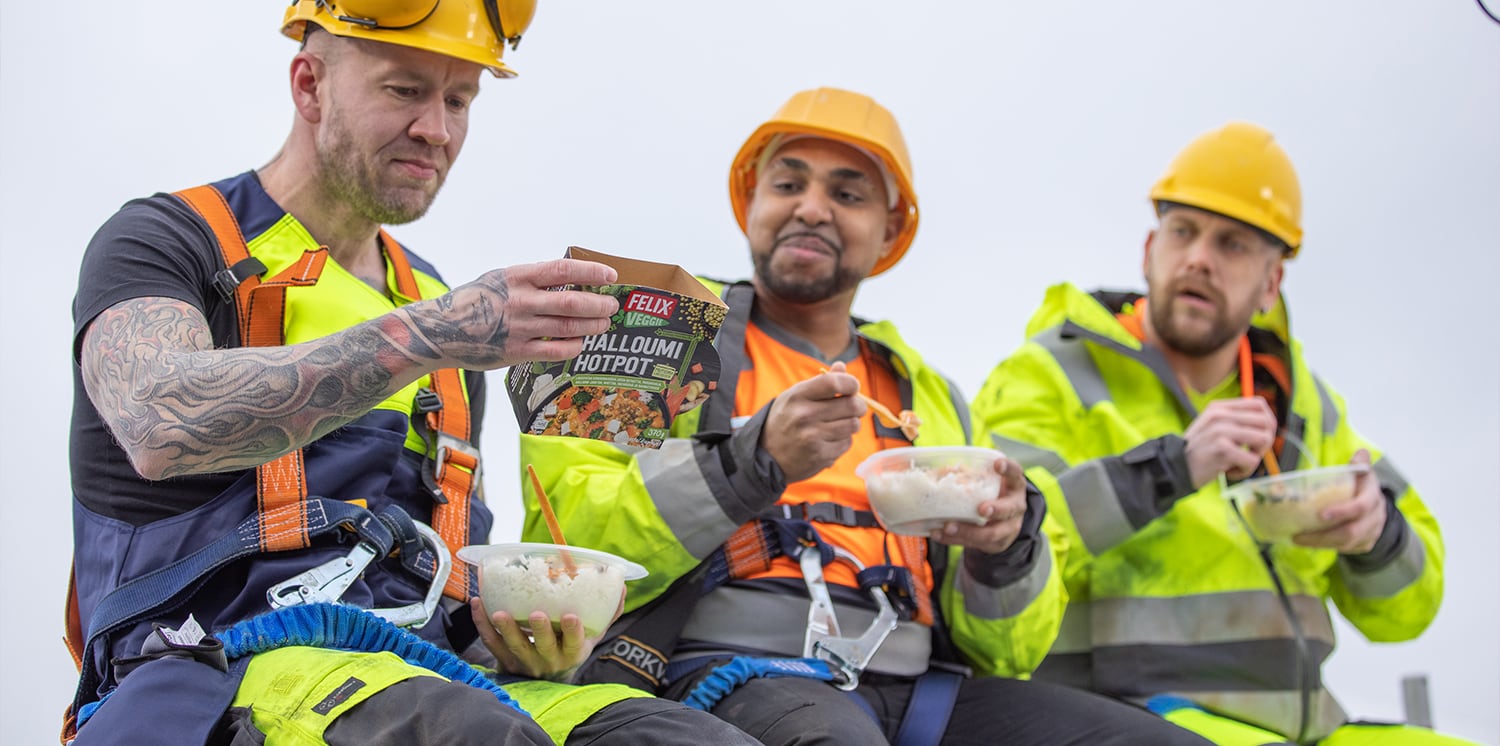 Kuvassa rakennustyömiehet syövät Felixin Halloumi Hotpot -ruokaa.